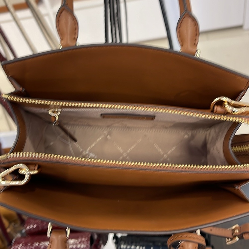 Michael Kors Small Signature Sheila Satchel Crossbody
Vanilla 
NWT - Picture 5 of 16
